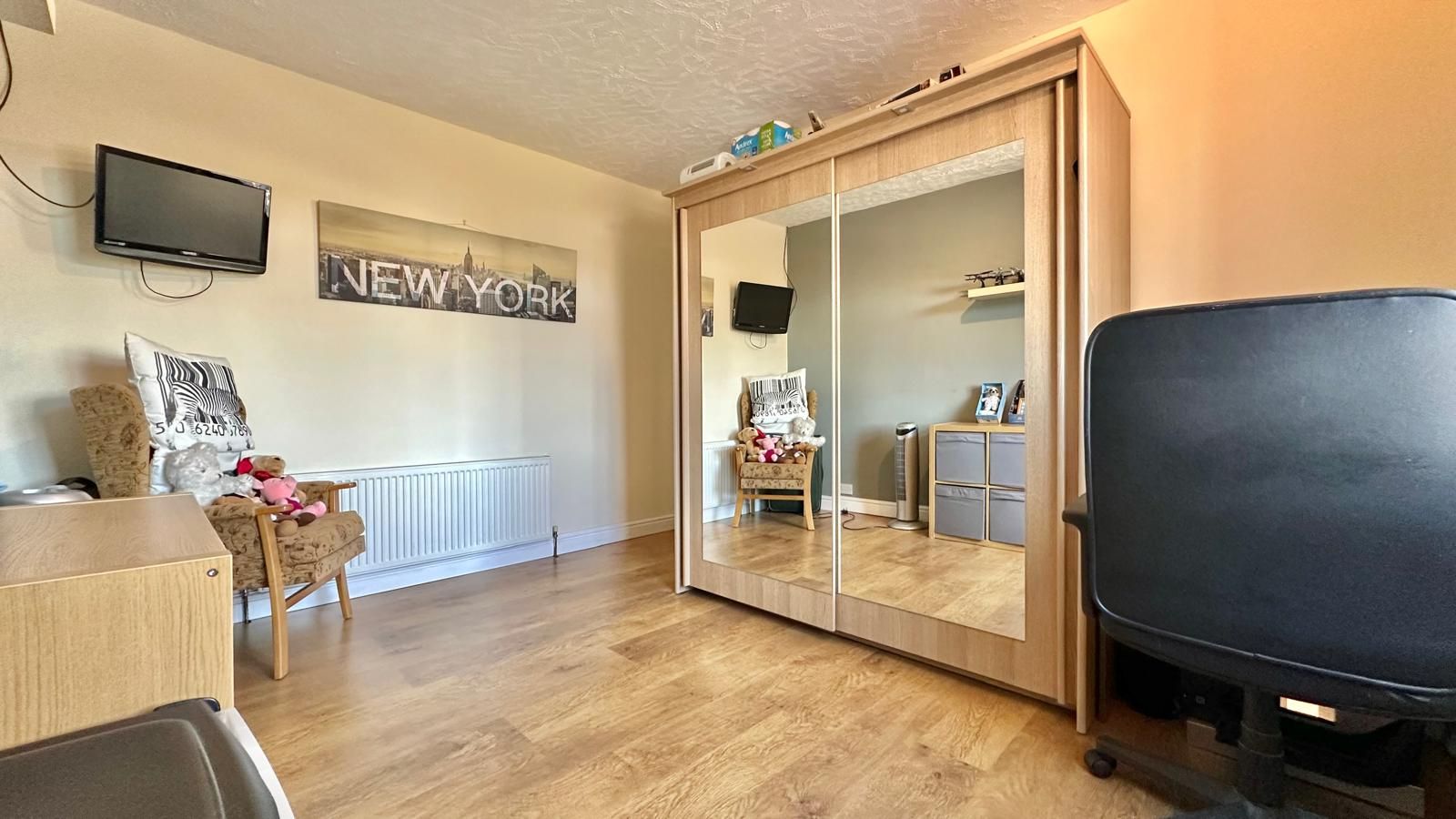 3 bedroom semi-detached house Sold in Coventry - Photograph 17.