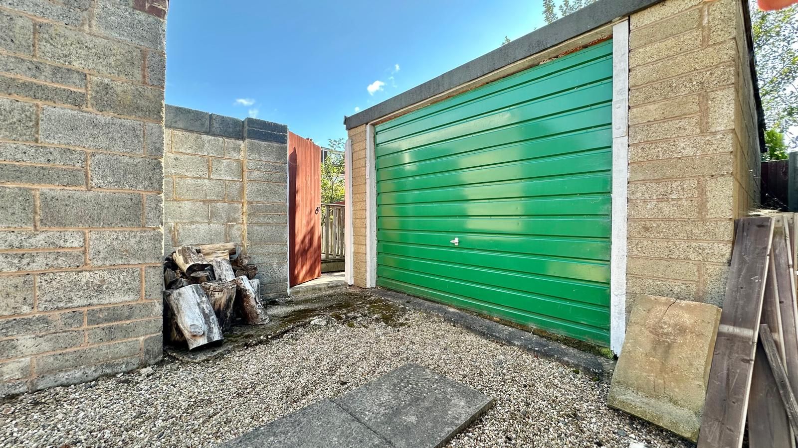 3 bedroom semi-detached house Sold in Coventry - Photograph 27.