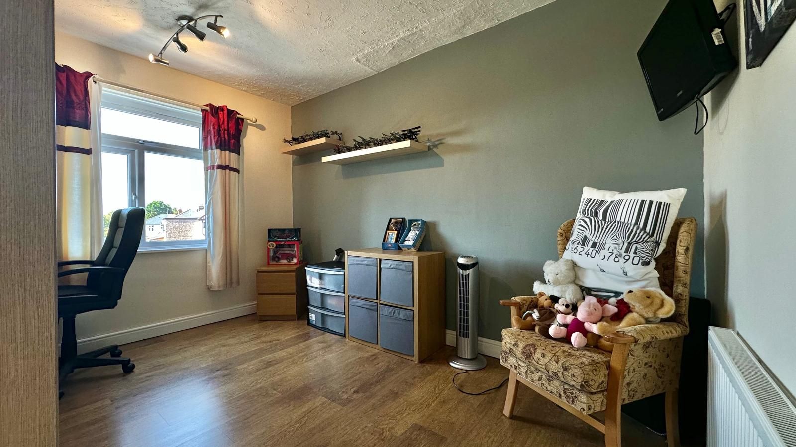 3 bedroom semi-detached house Sold in Coventry - Photograph 18.