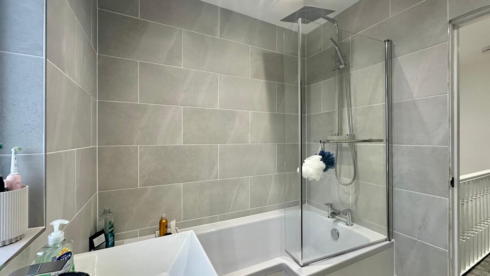 3 bedroom mid terraced house Sold in Coventry - Photograph 20.