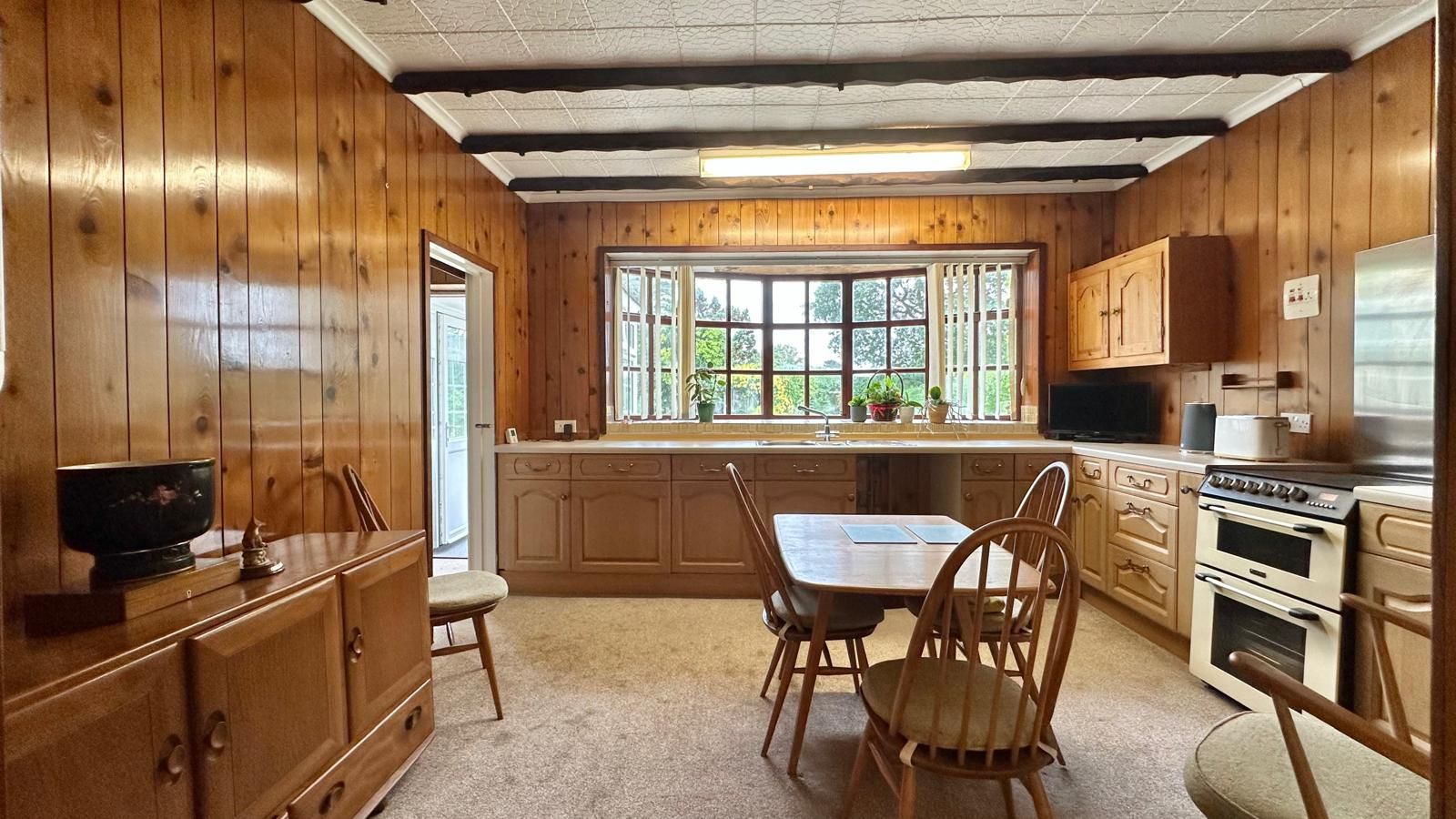 3 bedroom detached bungalow For Sale in Coventry - Photograph 5.