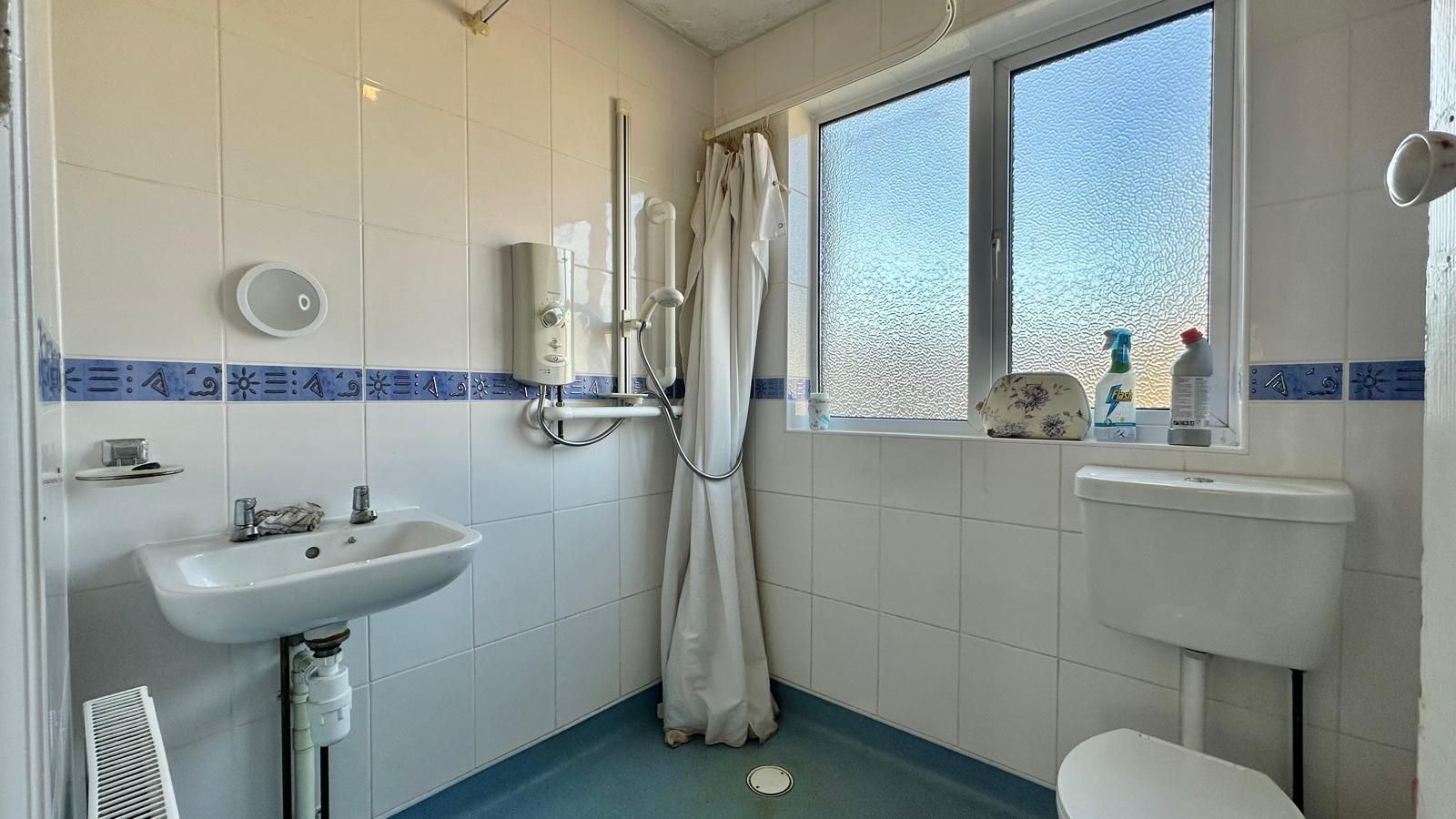 3 bedroom mid terraced house Sold in Coventry - Photograph 17.