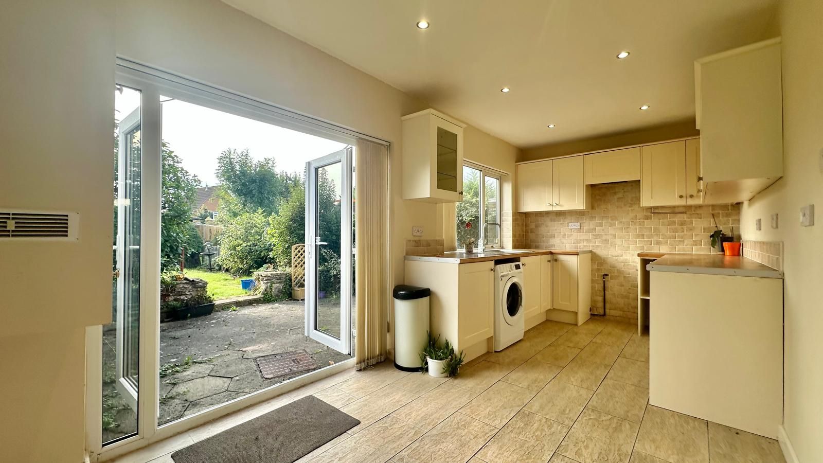 3 bedroom end terraced house For Sale in Coventry - Photograph 6.
