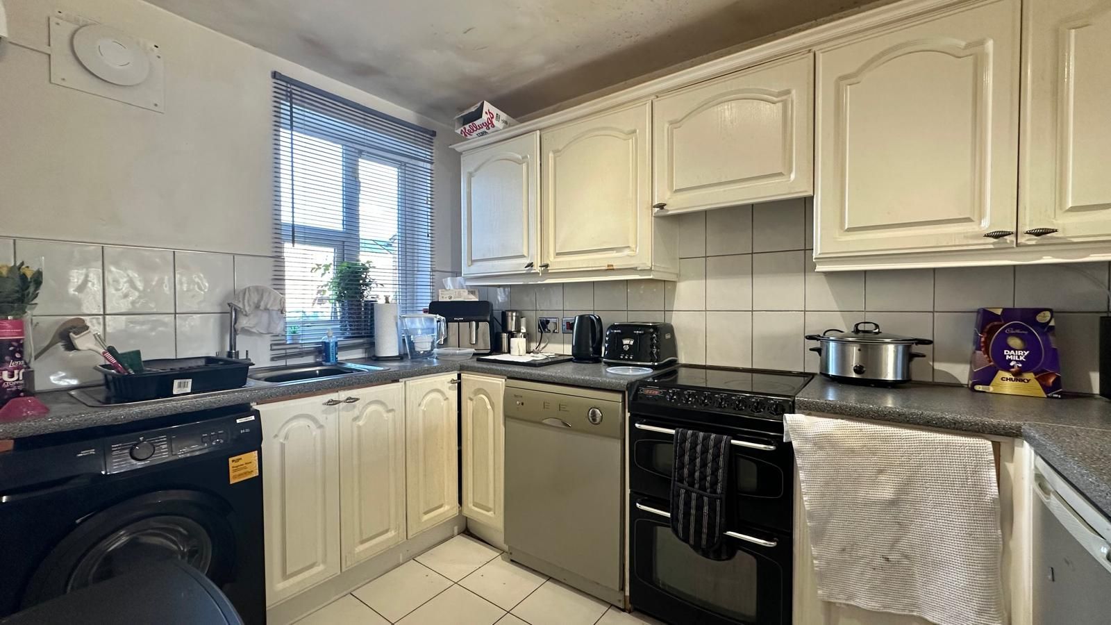 3 bedroom end terraced house For Sale in Coventry - Photograph 6.