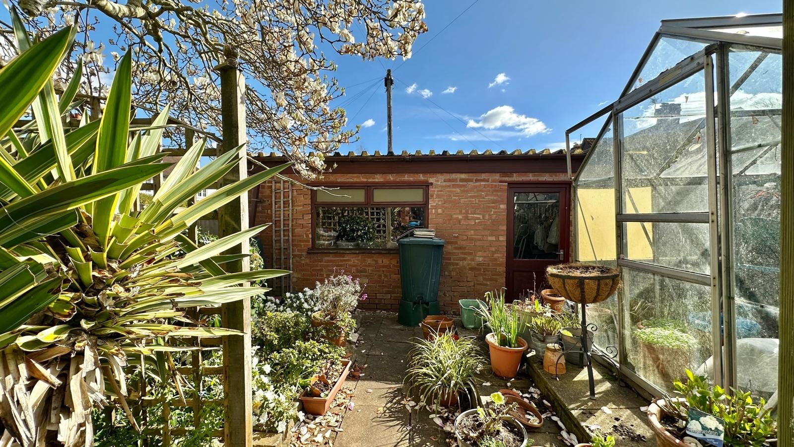 2 bedroom detached house For Sale in Kenilworth - Photograph 24.