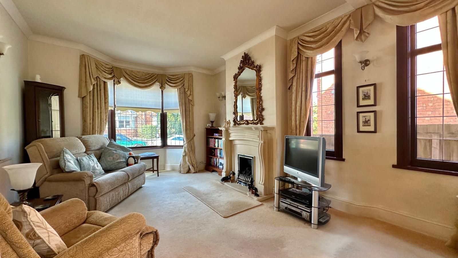 2 bedroom detached house For Sale in Kenilworth - Photograph 8.
