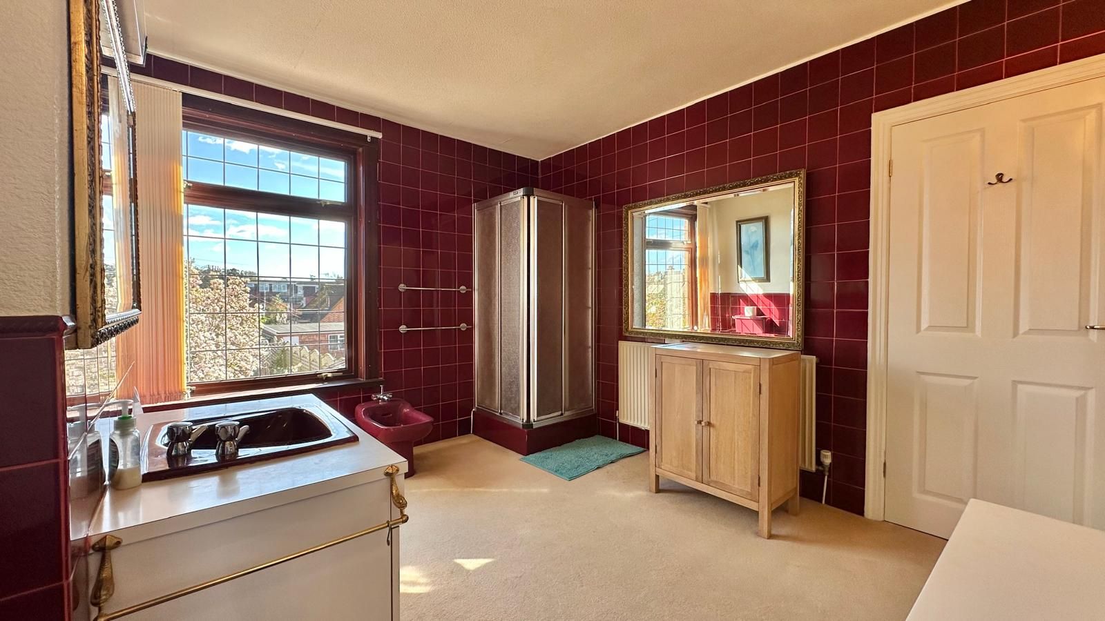 2 bedroom detached house For Sale in Kenilworth - Photograph 13.