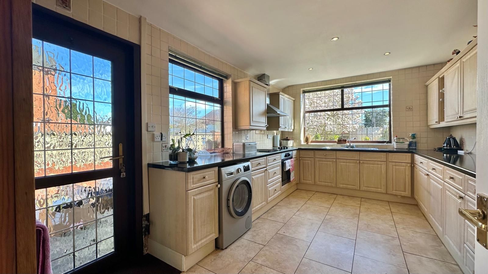 2 bedroom detached house For Sale in Kenilworth - Property photograph.