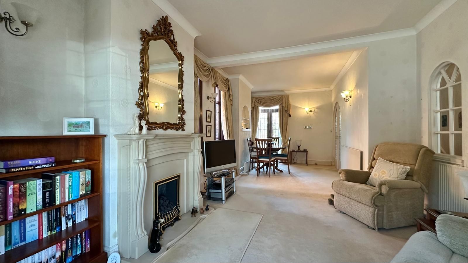 2 bedroom detached house For Sale in Kenilworth - Photograph 9.