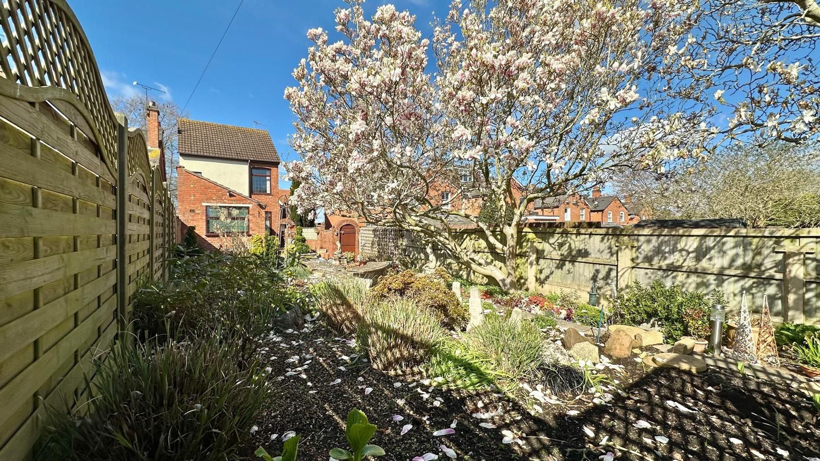 2 bedroom detached house For Sale in Kenilworth - Photograph 23.