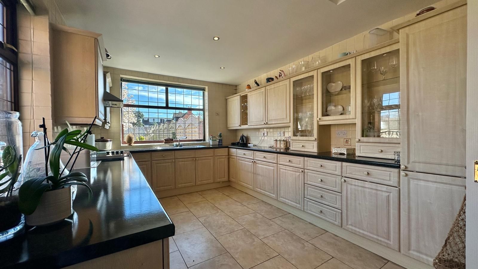 2 bedroom detached house For Sale in Kenilworth - Photograph 4.