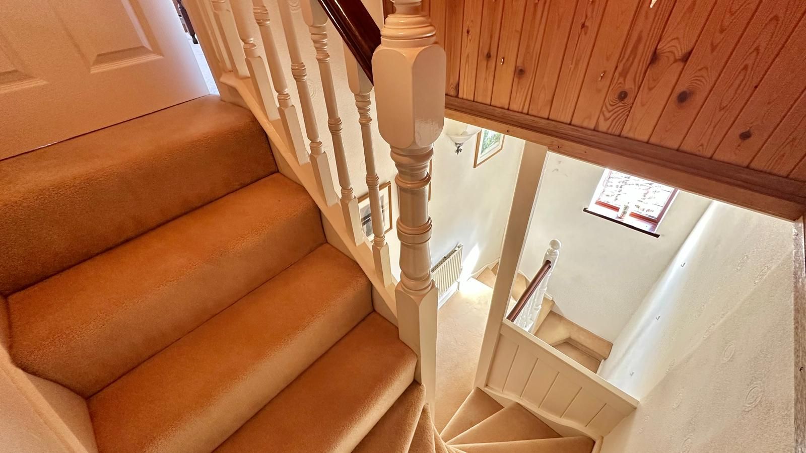 2 bedroom detached house For Sale in Kenilworth - Photograph 18.