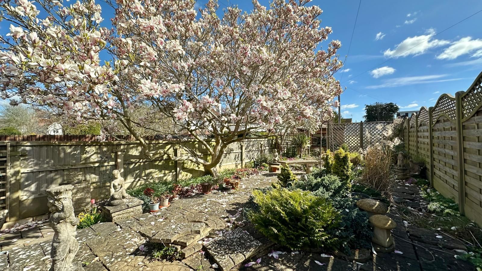 2 bedroom detached house For Sale in Kenilworth - Photograph 22.