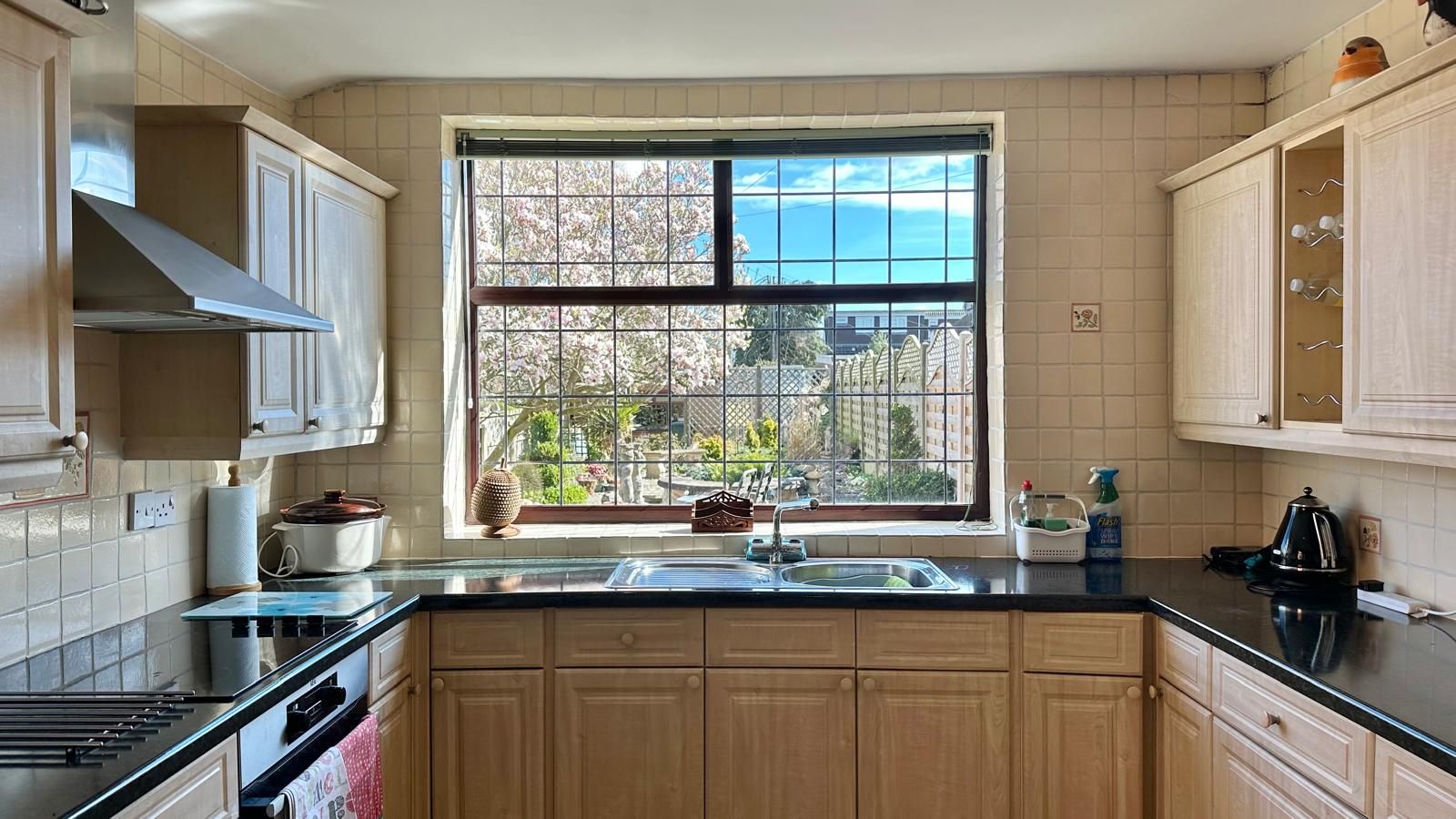 2 bedroom detached house For Sale in Kenilworth - Photograph 5.