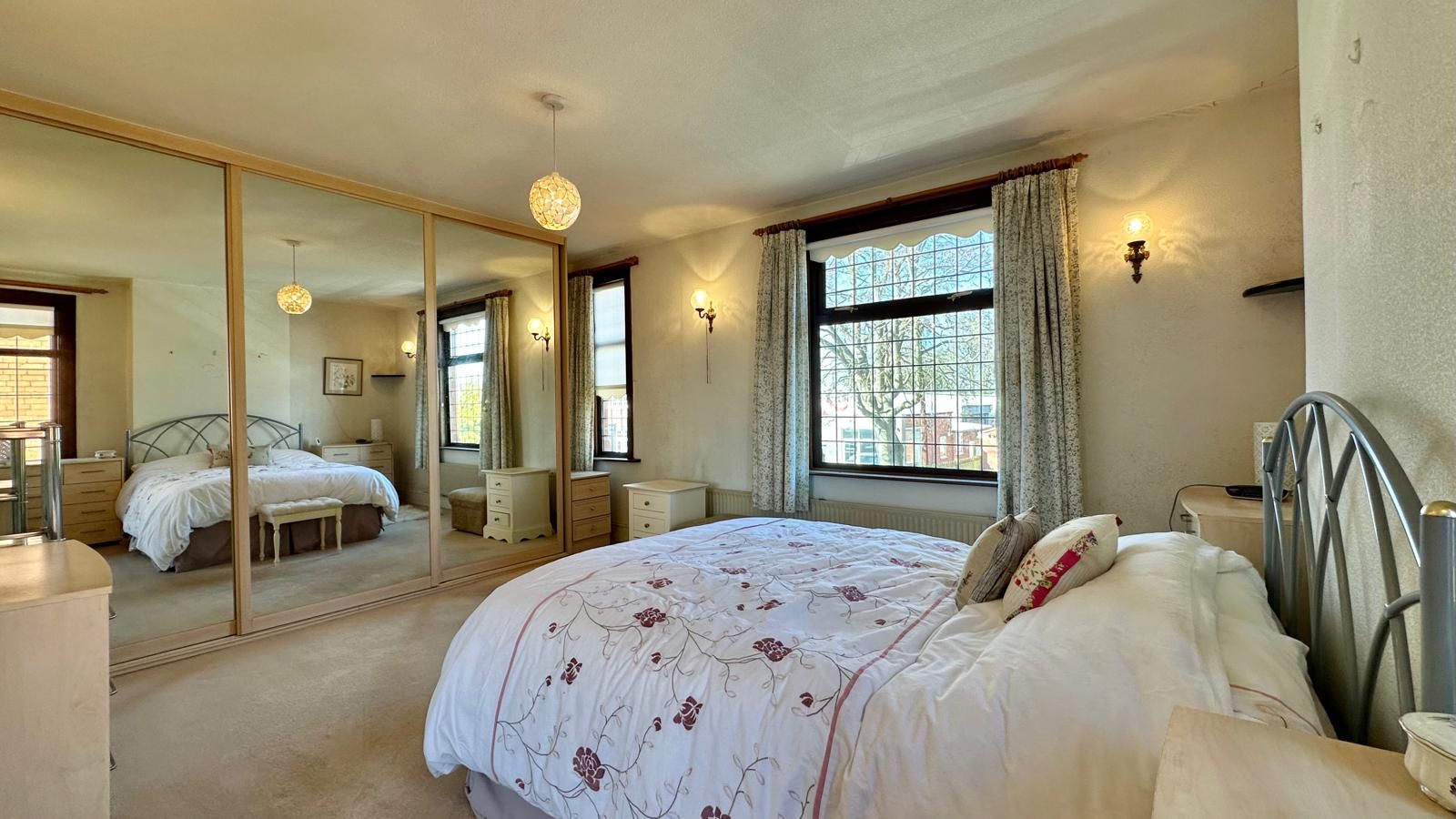 2 bedroom detached house For Sale in Kenilworth - Photograph 12.