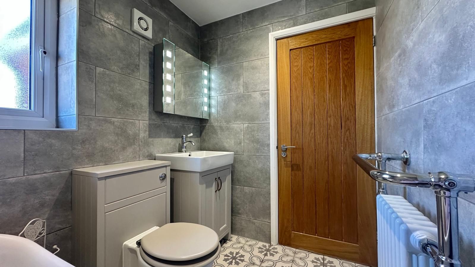 4 bedroom mid terraced house For Sale in Coventry - Photograph 23.