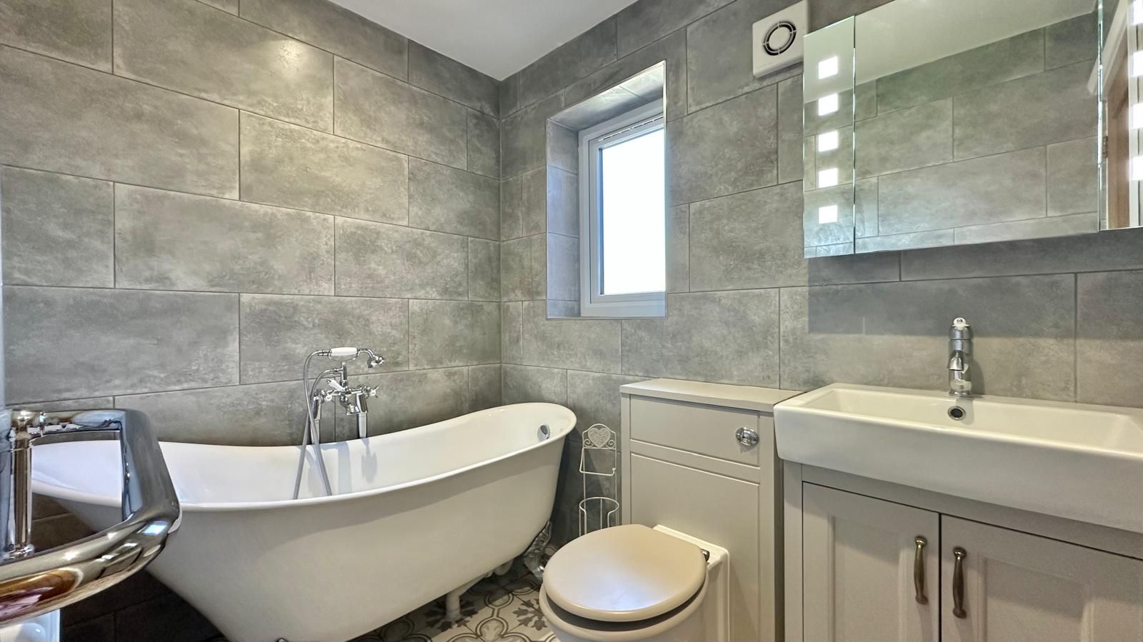 4 bedroom mid terraced house For Sale in Coventry - Photograph 22.