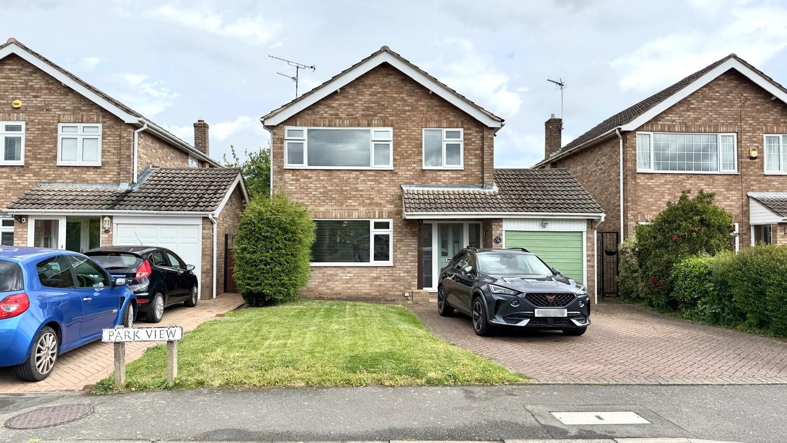 3 bedroom detached house To Let in Hinckley - Photograph 1.