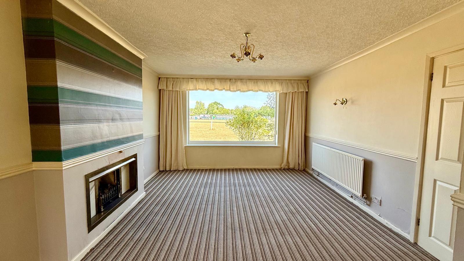 5 bedroom detached house For Sale in Coventry - photograph 2