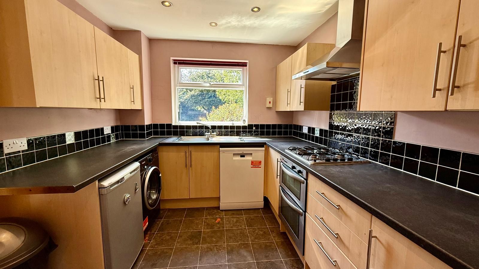 5 bedroom detached house For Sale in Coventry - photograph 5
