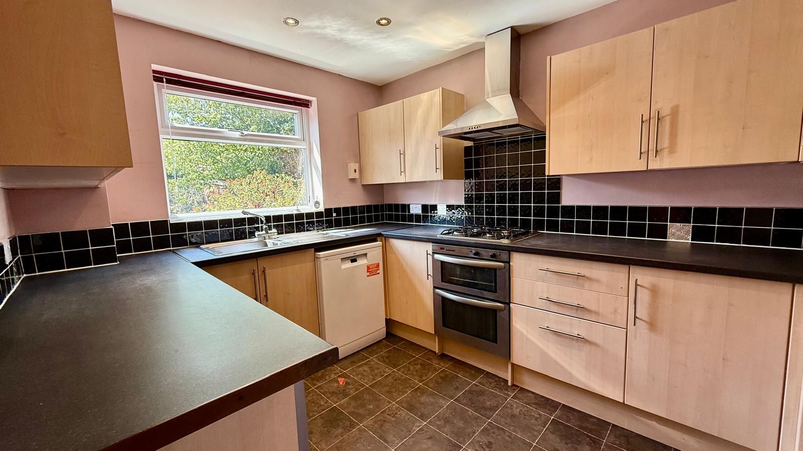 5 bedroom detached house For Sale in Coventry - photograph 6