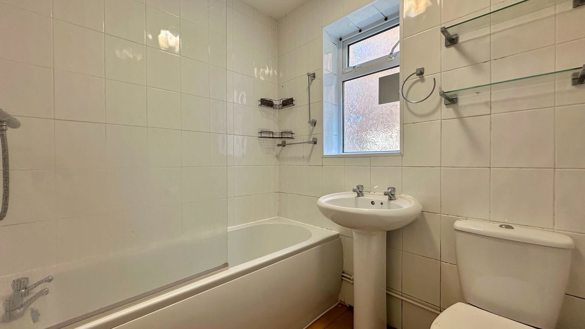 2 bedroom ground floor maisonette flat/apartment For Sale in Coventry - Photograph 4.