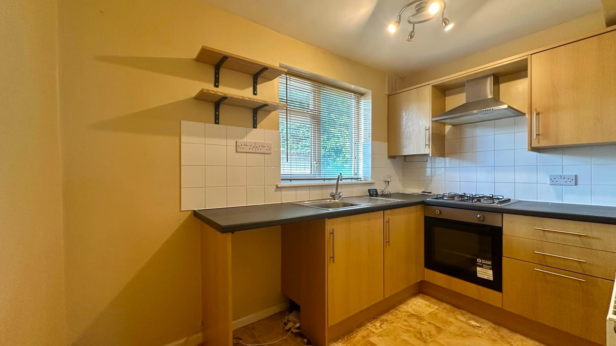 2 bedroom ground floor maisonette flat/apartment For Sale in Coventry - Photograph 5.