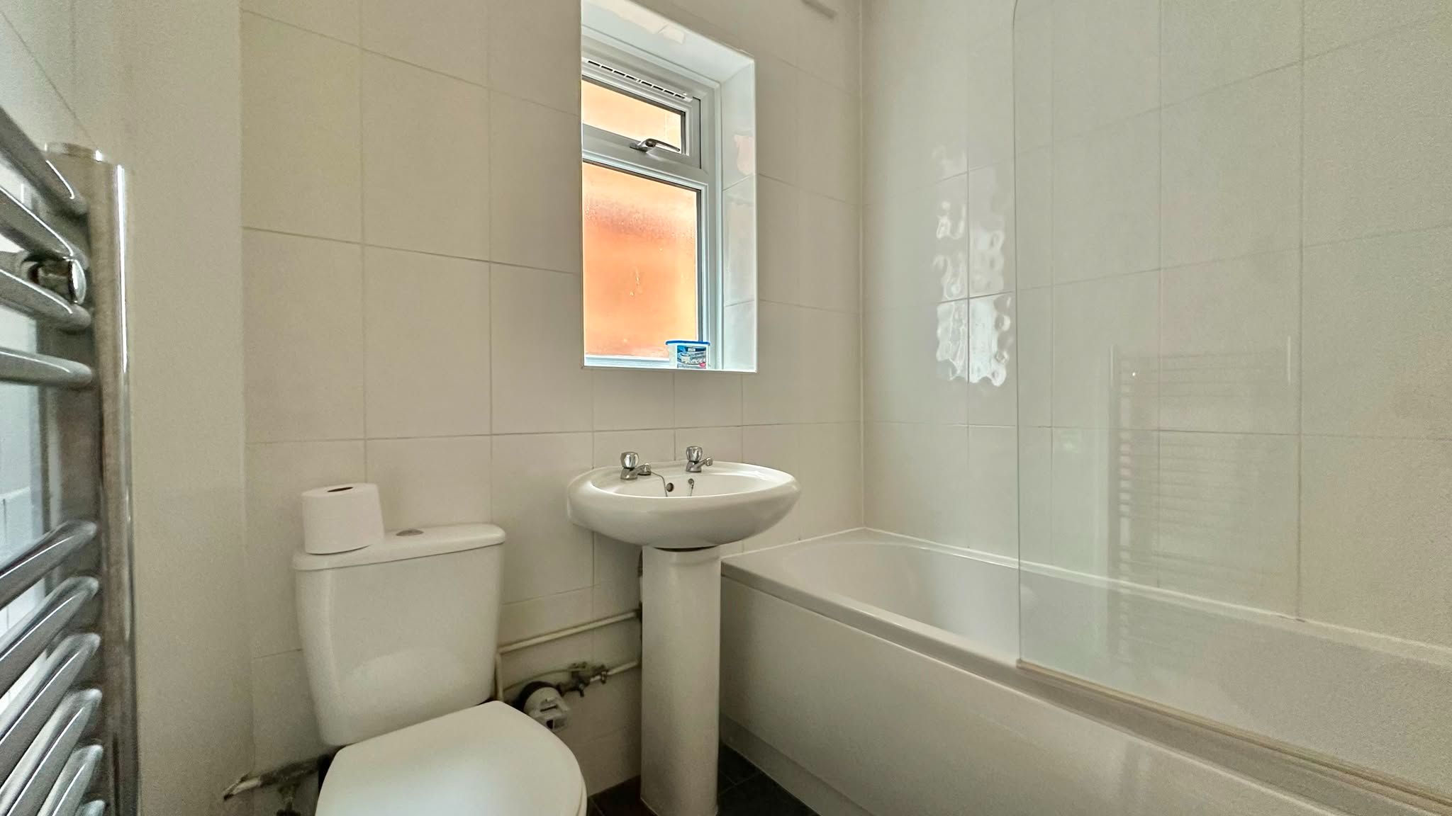 2 bedroom ground floor maisonette flat/apartment For Sale in Coventry - Photograph 4.