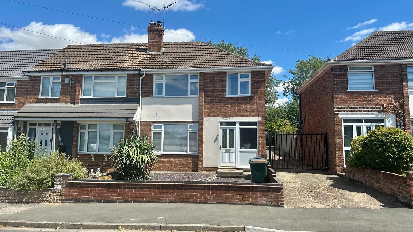 3 bedroom end terraced house For Sale in Coventry - Photograph 1.