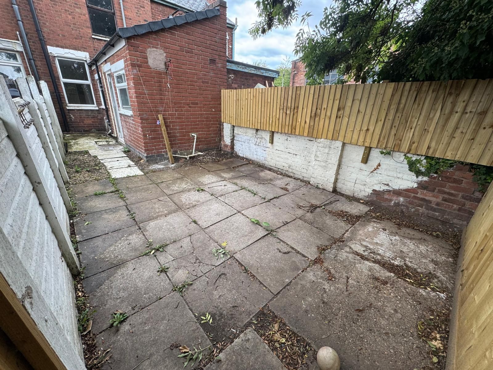 2 bedroom mid terraced house For Sale in Coventry - garden.