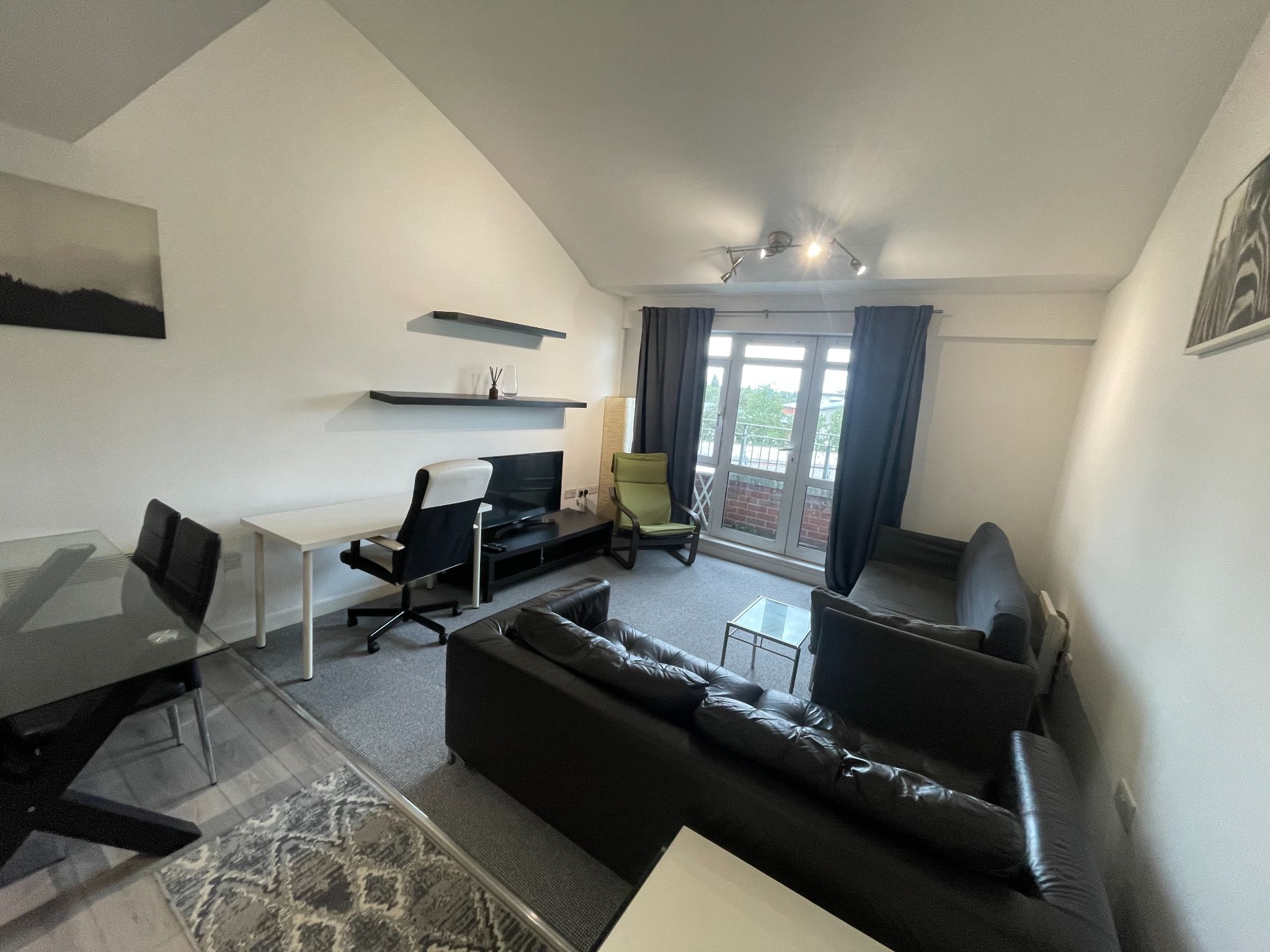 2 bedroom apartment flat/apartment Let in Coventry - Photograph 2.