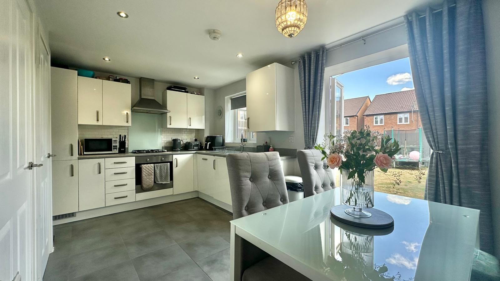 3 bedroom mid terraced house For Sale in Coventry - Photograph 2.