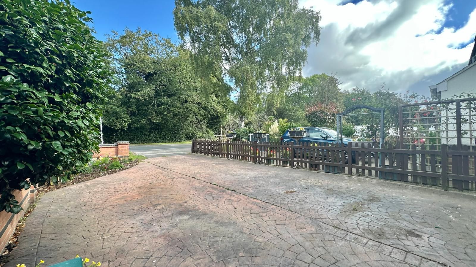 3 bedroom semi-detached house For Sale in Coventry - Photograph 26.