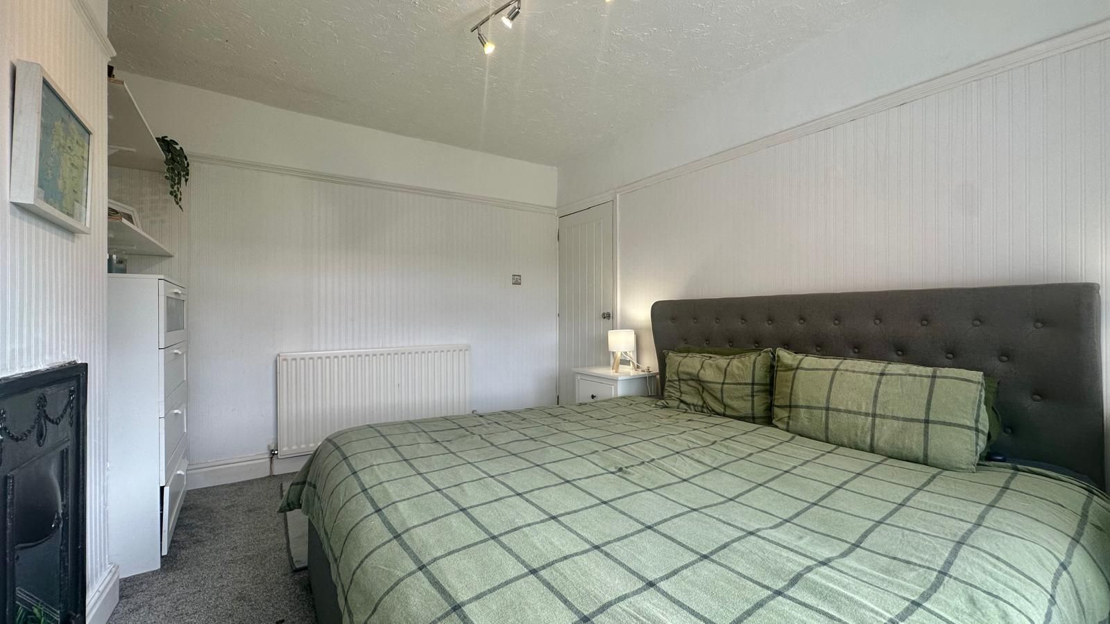 3 bedroom semi-detached house For Sale in Coventry - Photograph 13.