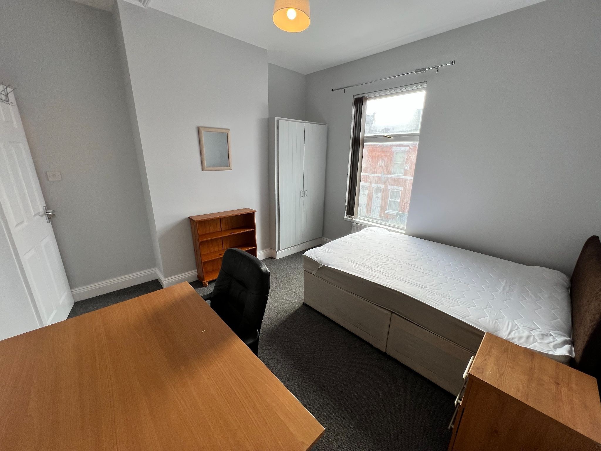 4 bedroom mid terraced house Let in Coventry - Photograph 4.