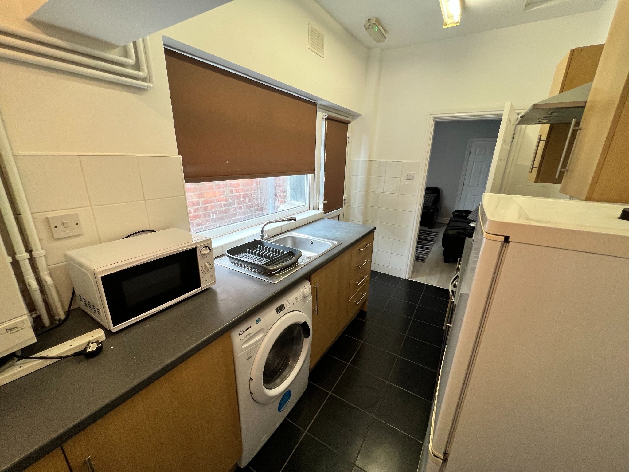 4 bedroom mid terraced house Let in Coventry - Photograph 2.
