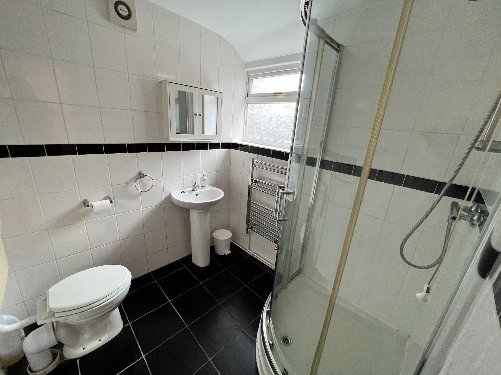 4 bedroom mid terraced house Let in Coventry - Photograph 3.