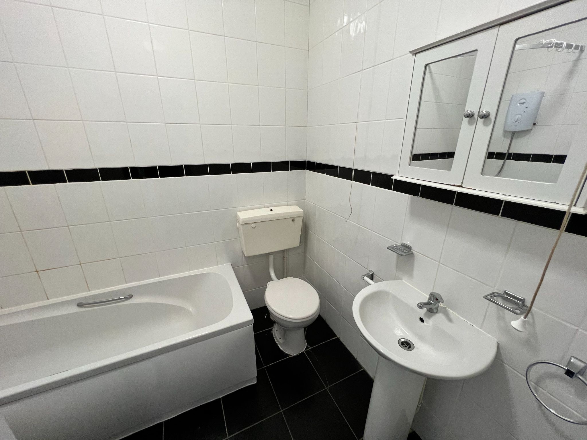 4 bedroom mid terraced house Let in Coventry - Photograph 5.
