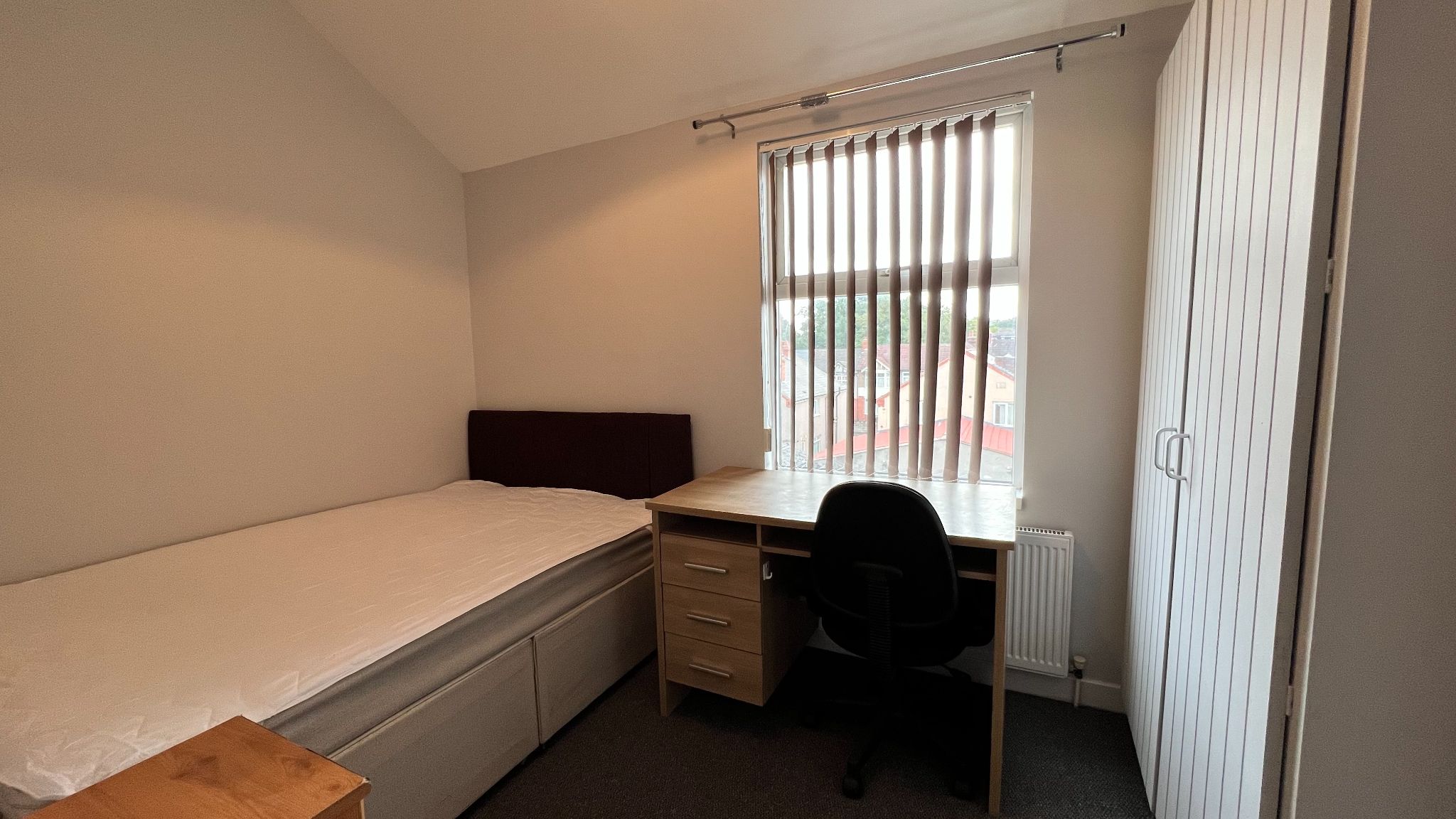 4 bedroom mid terraced house Let in Coventry - Photograph 7.
