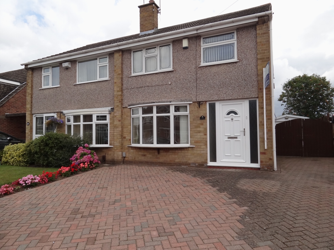 3 bedroom semi-detached house Let in Bedworth - Photograph 1.