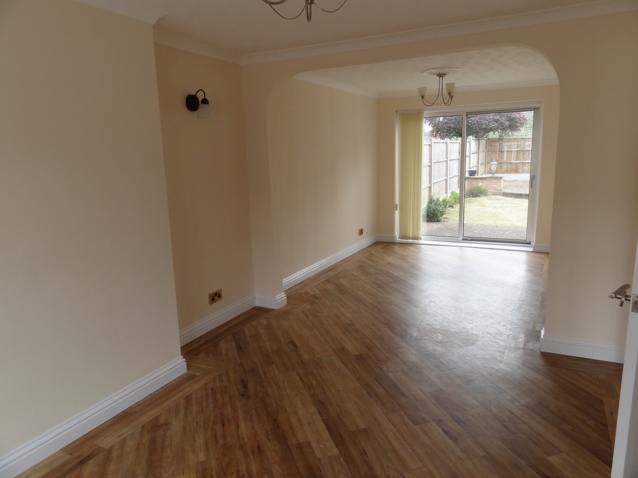 3 bedroom semi-detached house Let in Bedworth - Photograph 3.