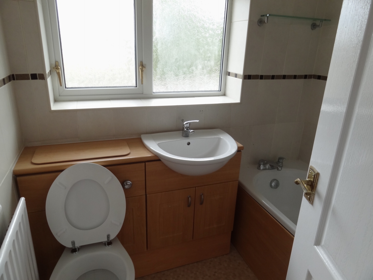 3 bedroom semi-detached house Let in Bedworth - Photograph 5.