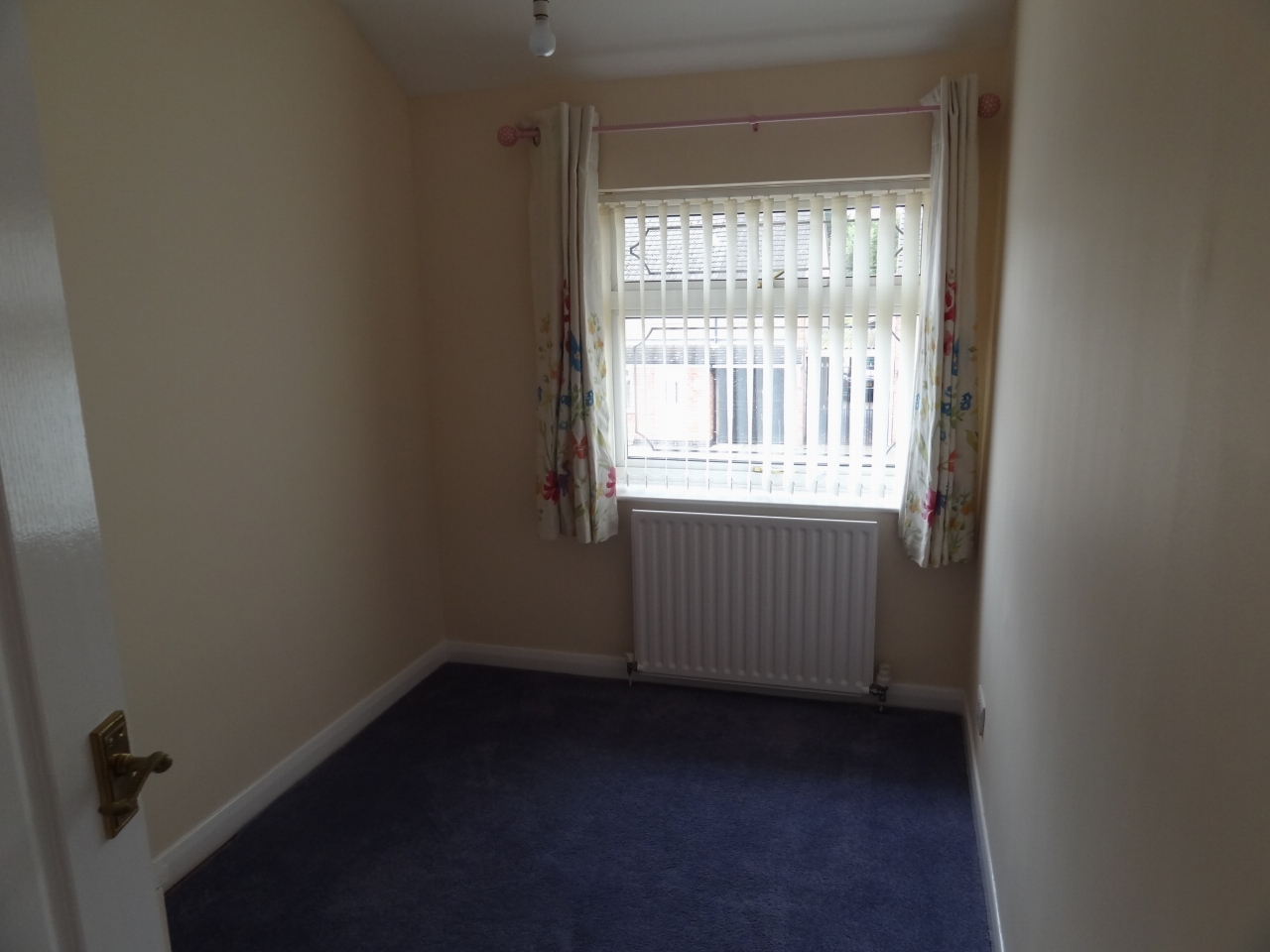 3 bedroom semi-detached house Let in Bedworth - Photograph 8.