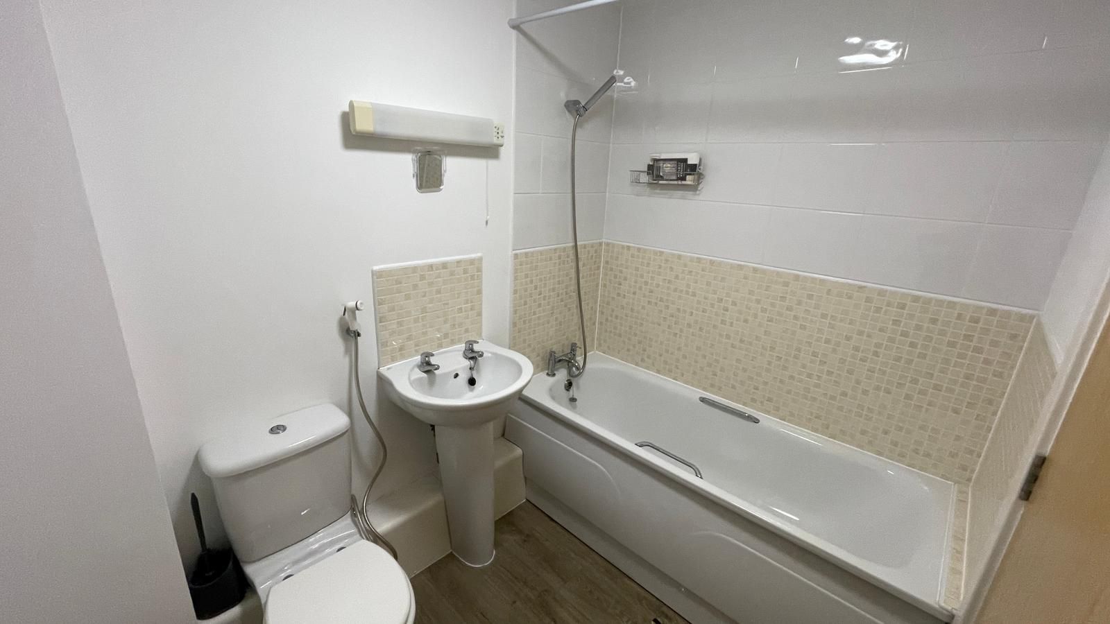 2 bedroom apartment flat/apartment To Let in Coventry - Bathroom.