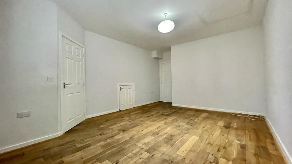 3 bedroom end terraced house Sold in Coventry - Photograph 6.