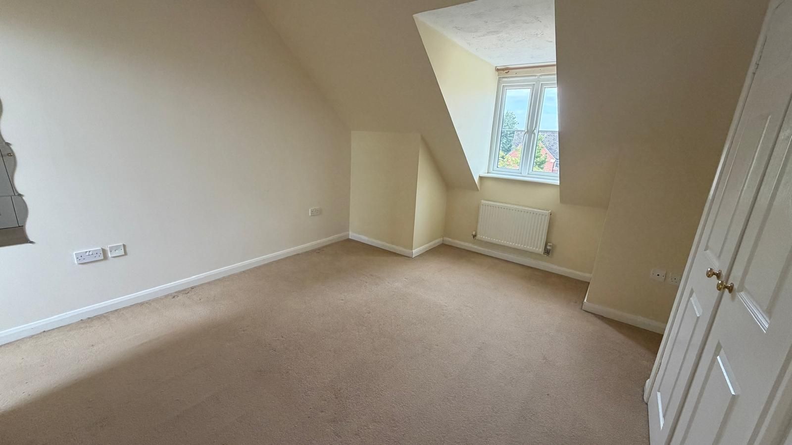 3 bedroom mid terraced house Let Agreed in Rugby - Photograph 12.