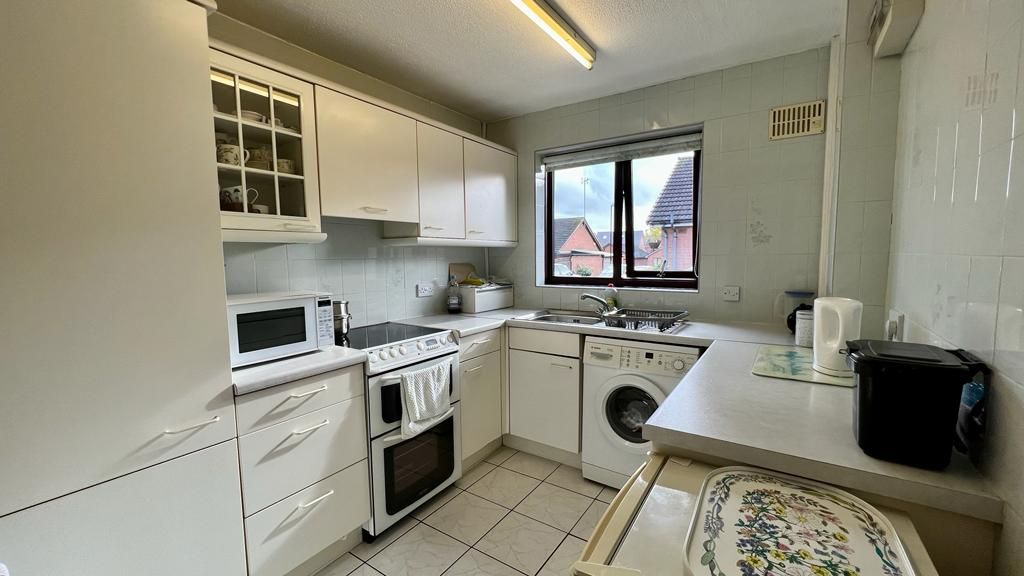 3 bedroom detached bungalow Sold in Coventry - Photograph 4.