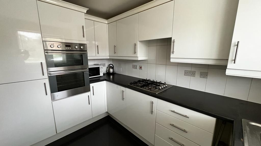 3 bedroom mid terraced house Let in Coventry - Photograph 5.