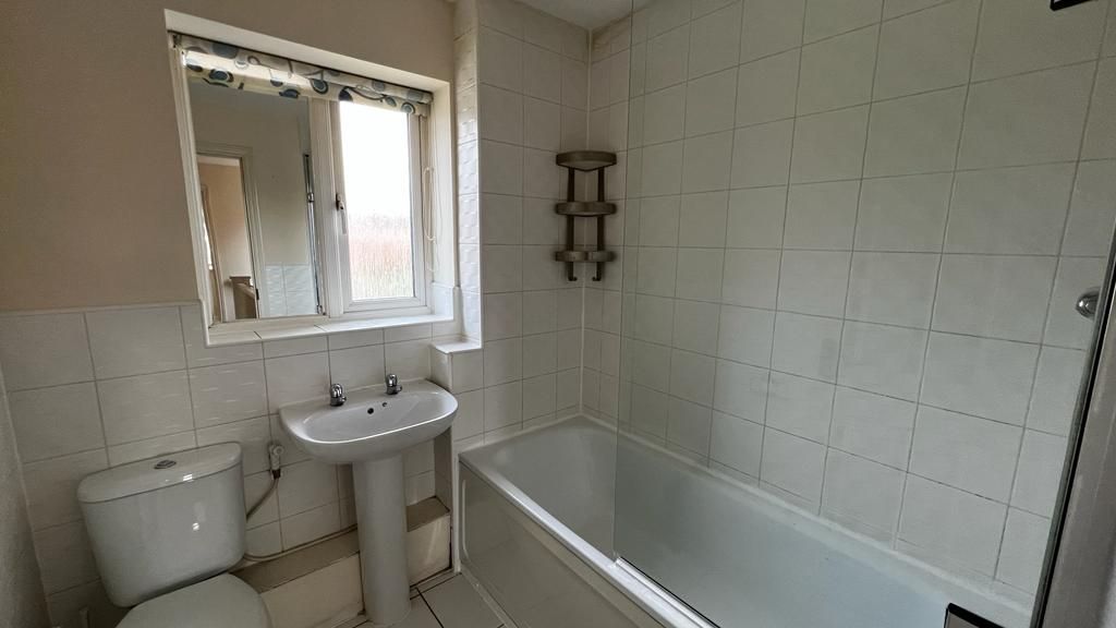 3 bedroom mid terraced house Let in Coventry - Photograph 8.