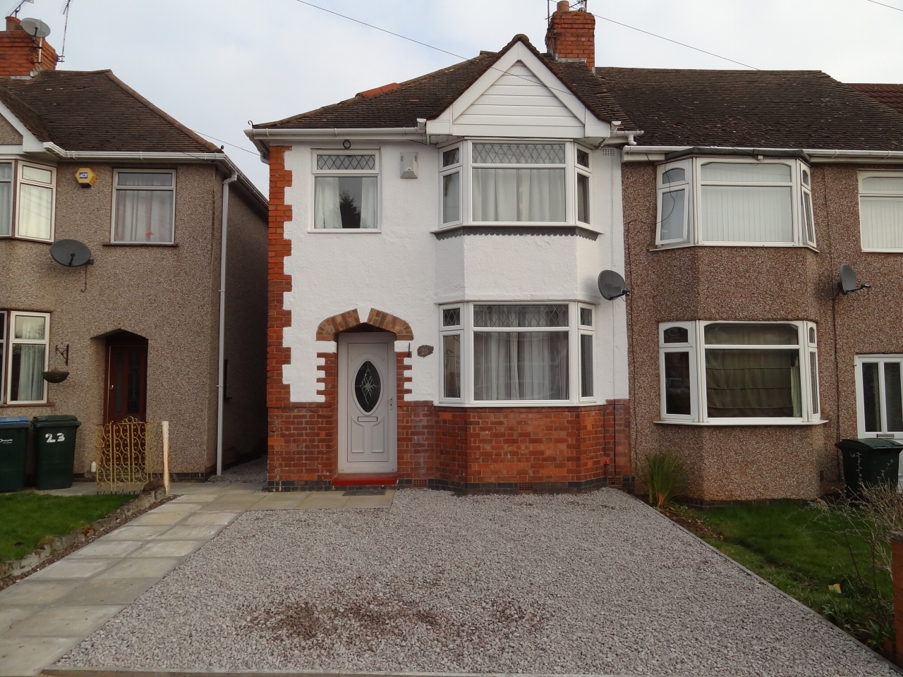 3 bedroom end terraced house Let in Coventry - Photograph 2.